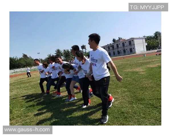 昔日足球明星重聚首共叙往昔辉煌岁月再现绿茵传奇风采